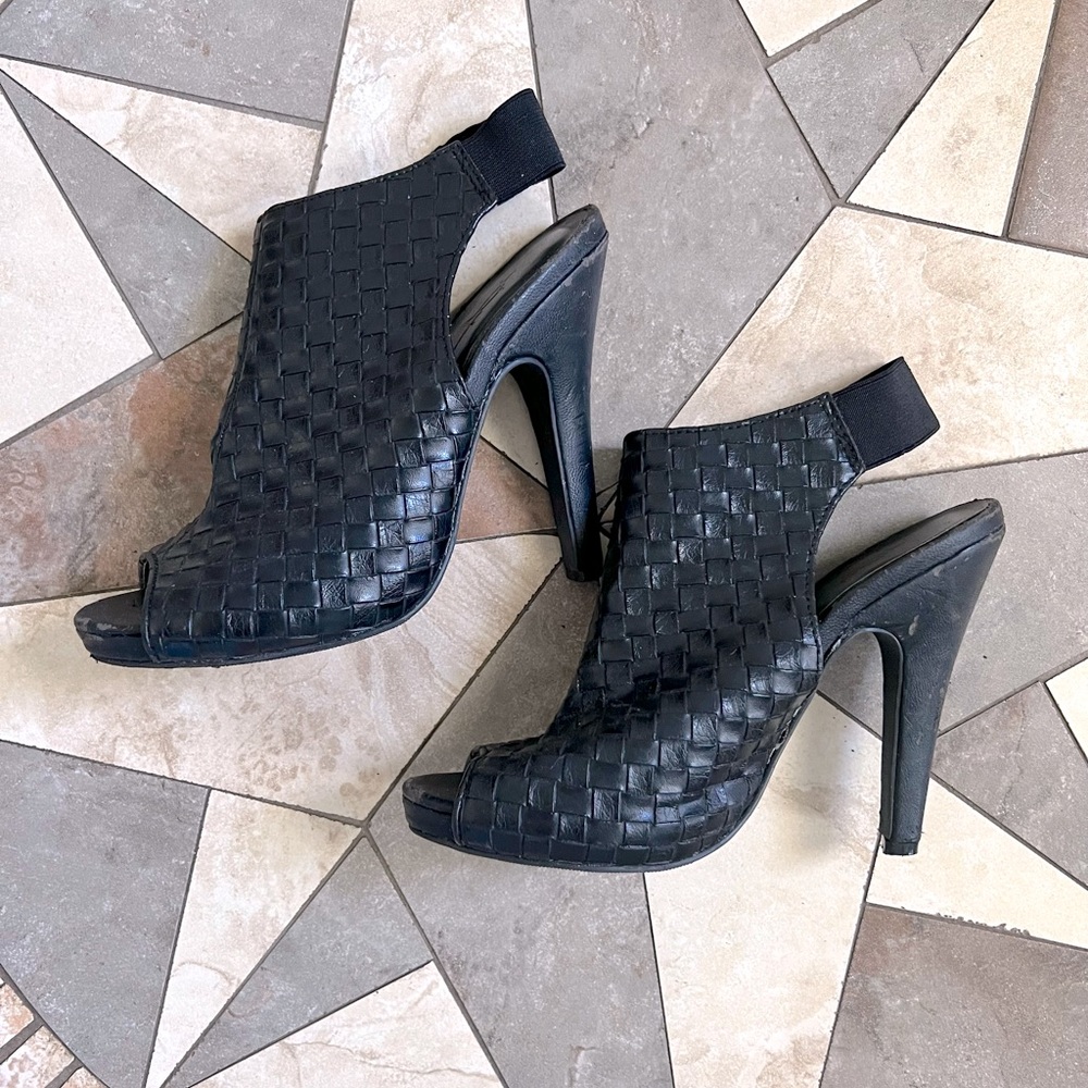 Woven style elastic back heels size 7